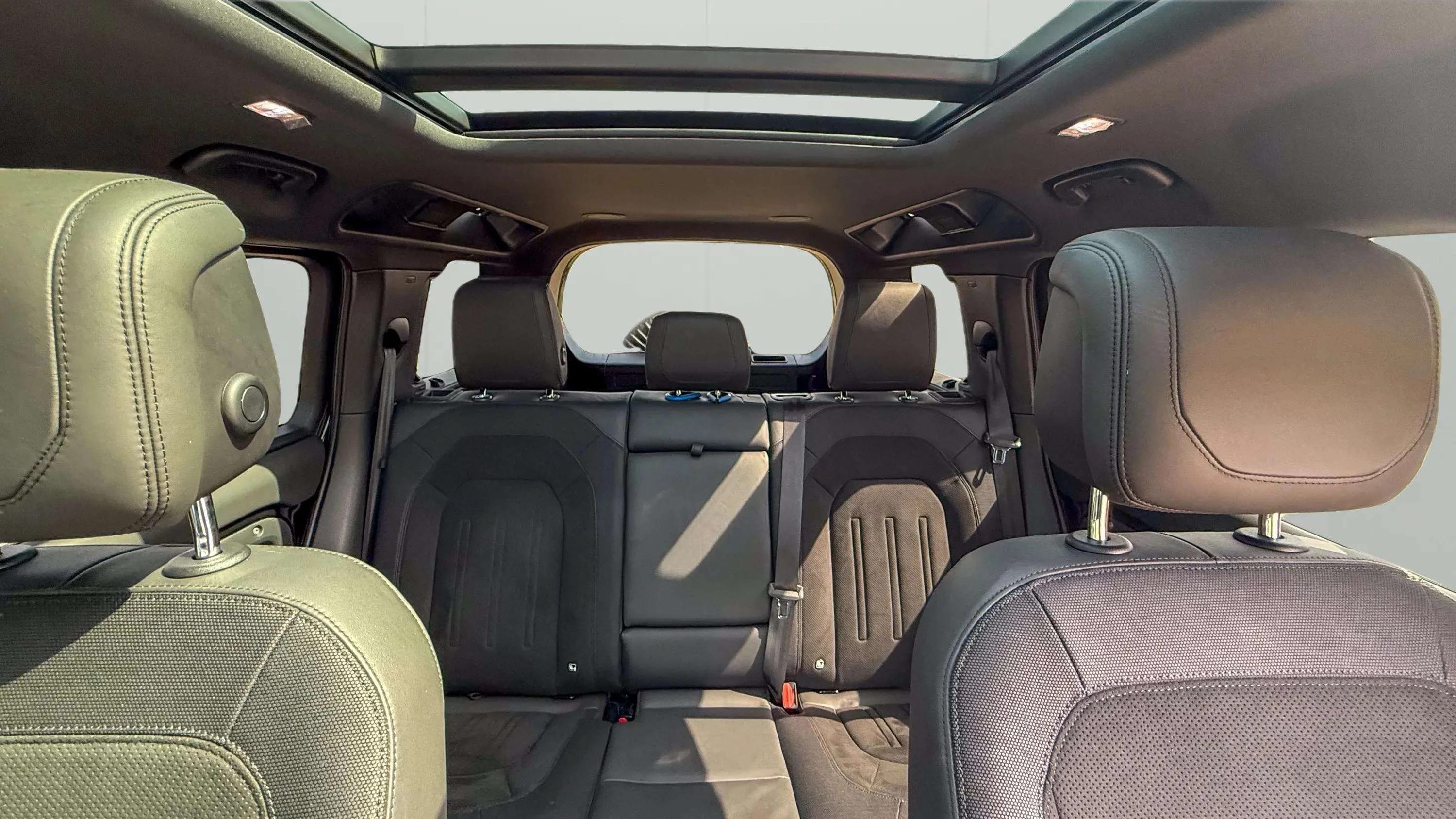 Land Rover Defender V8 - Image 10