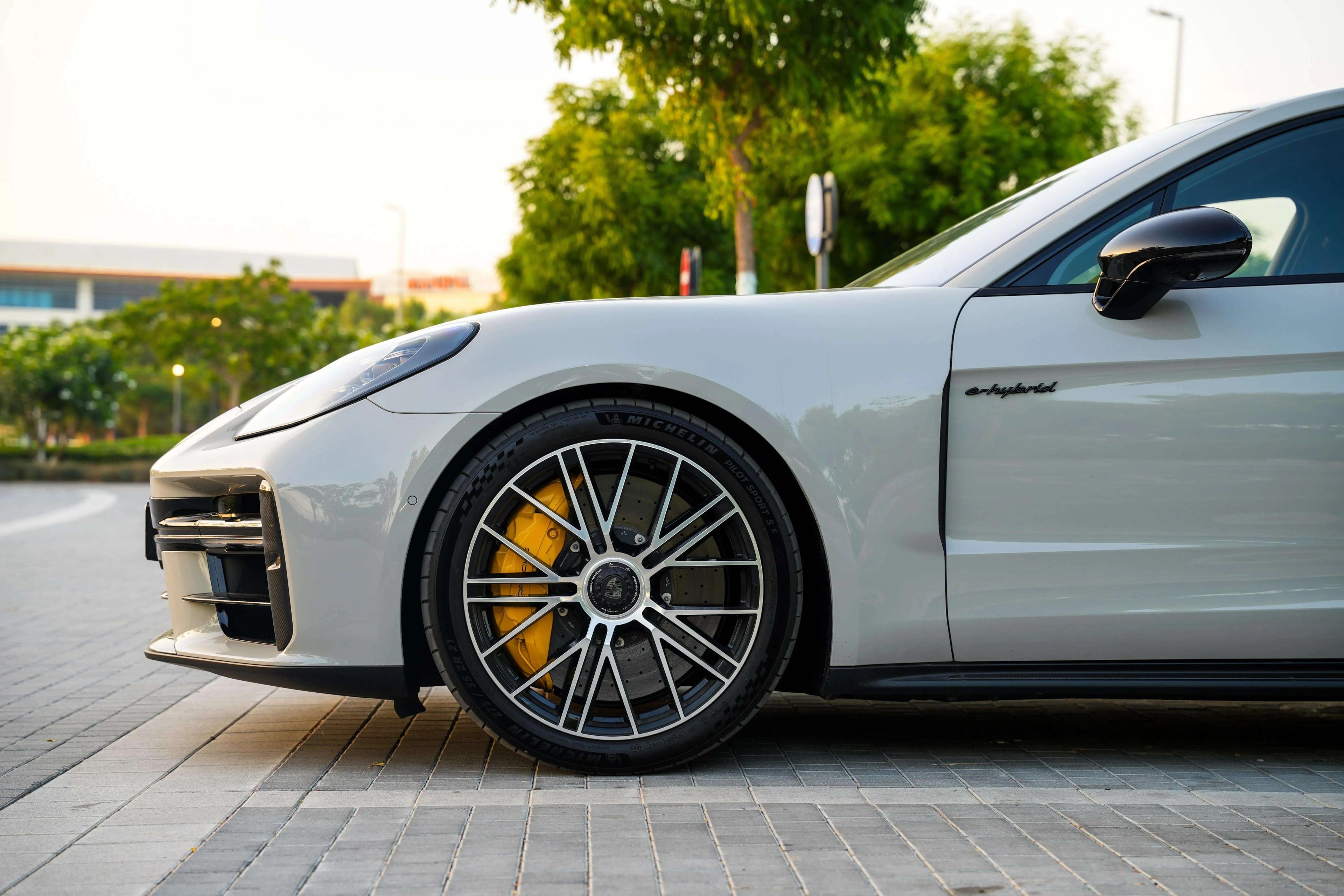 PORSCHE Panamera Turbo S E-Hybrid - Image 4